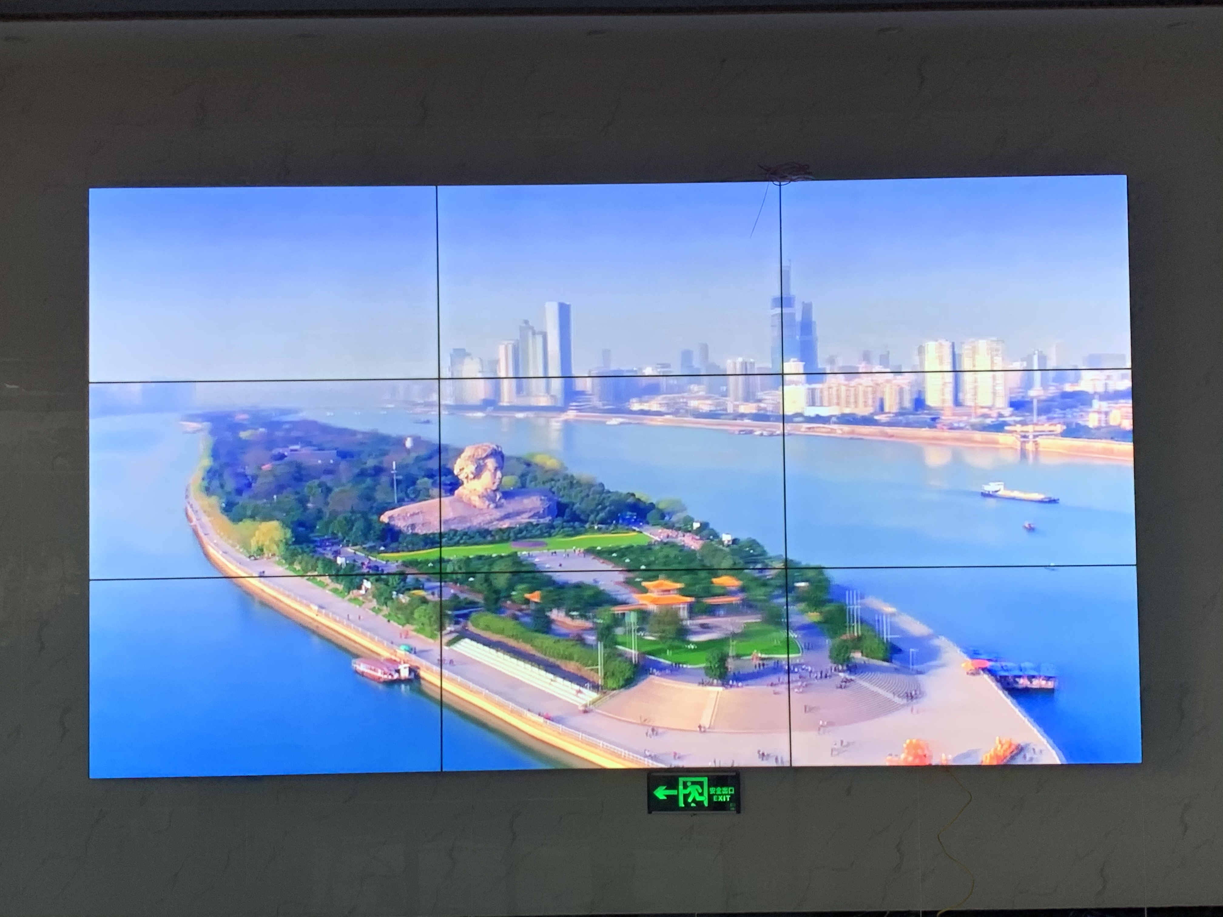湖南省長沙55寸3.5mm(3*3)液晶拼接屏安裝展示